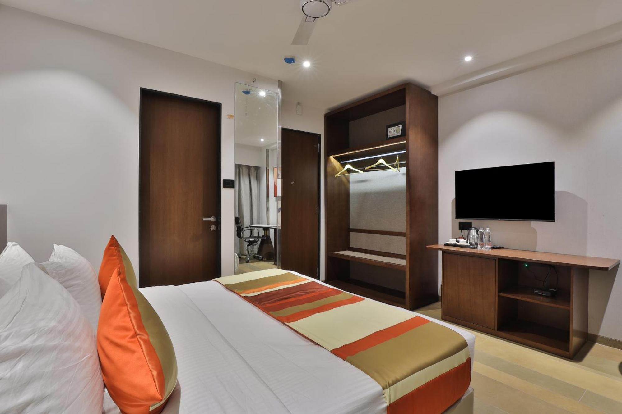 Hotel Elements Сурат Екстериор снимка